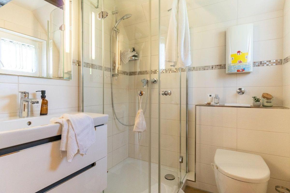 Großenbrode Am-Hohen-Ufer-Reetdach-Haus-Ocean-Breeze-136ヴィラ エクステリア 写真