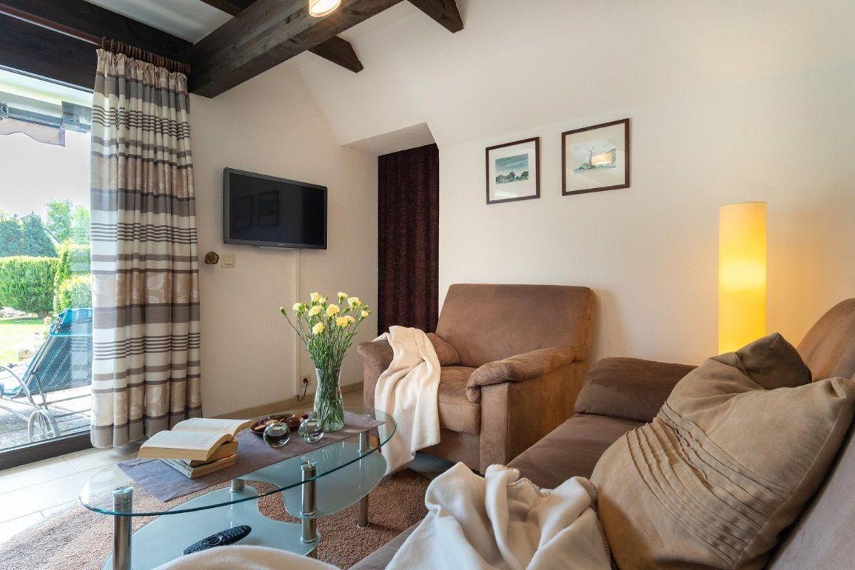 Großenbrode Am-Hohen-Ufer-Reetdach-Haus-Ocean-Breeze-136ヴィラ エクステリア 写真